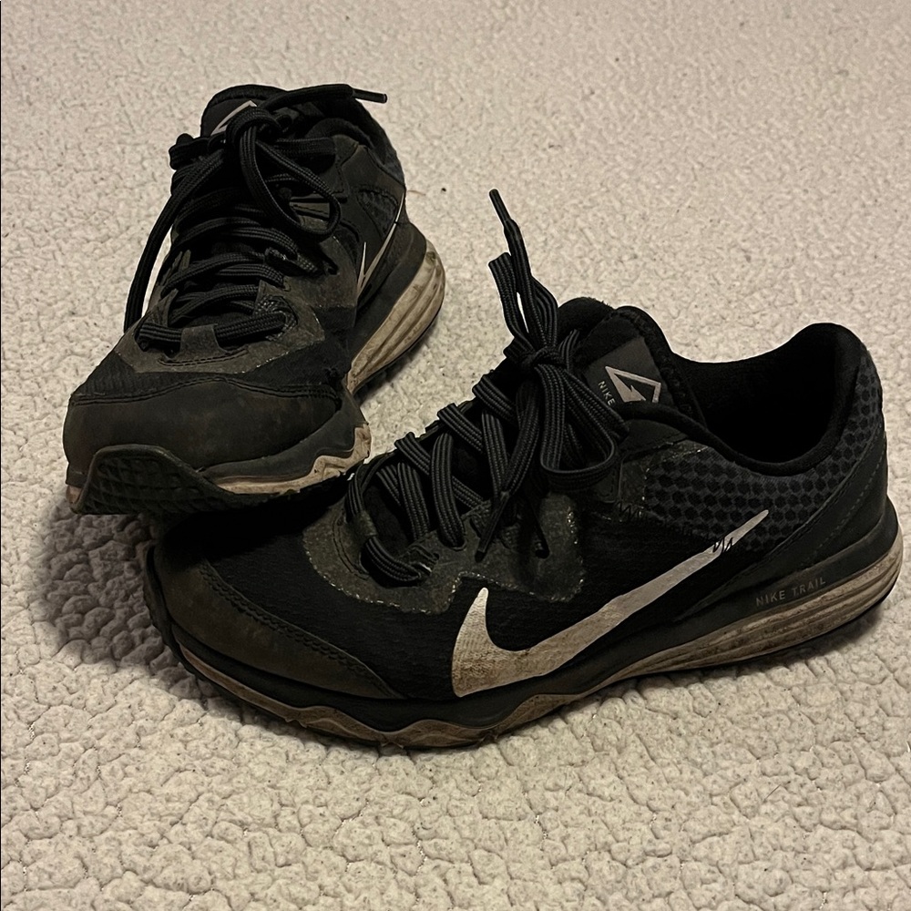 Nike Men's Black and Silver Athletic Shoes